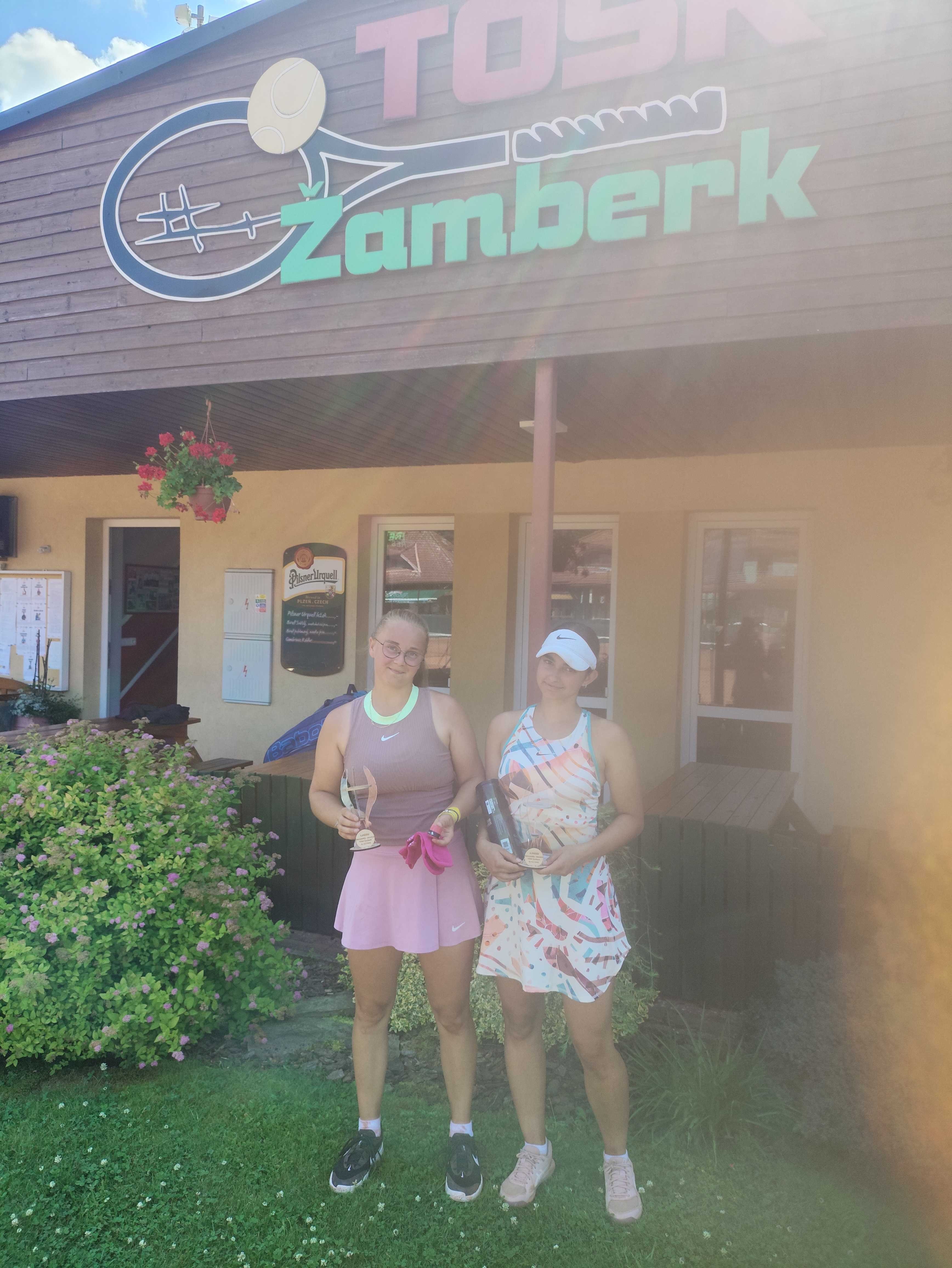 Finalistky dvouhry Štěpánka Řezáčová a Anna Milada Pospíšilová