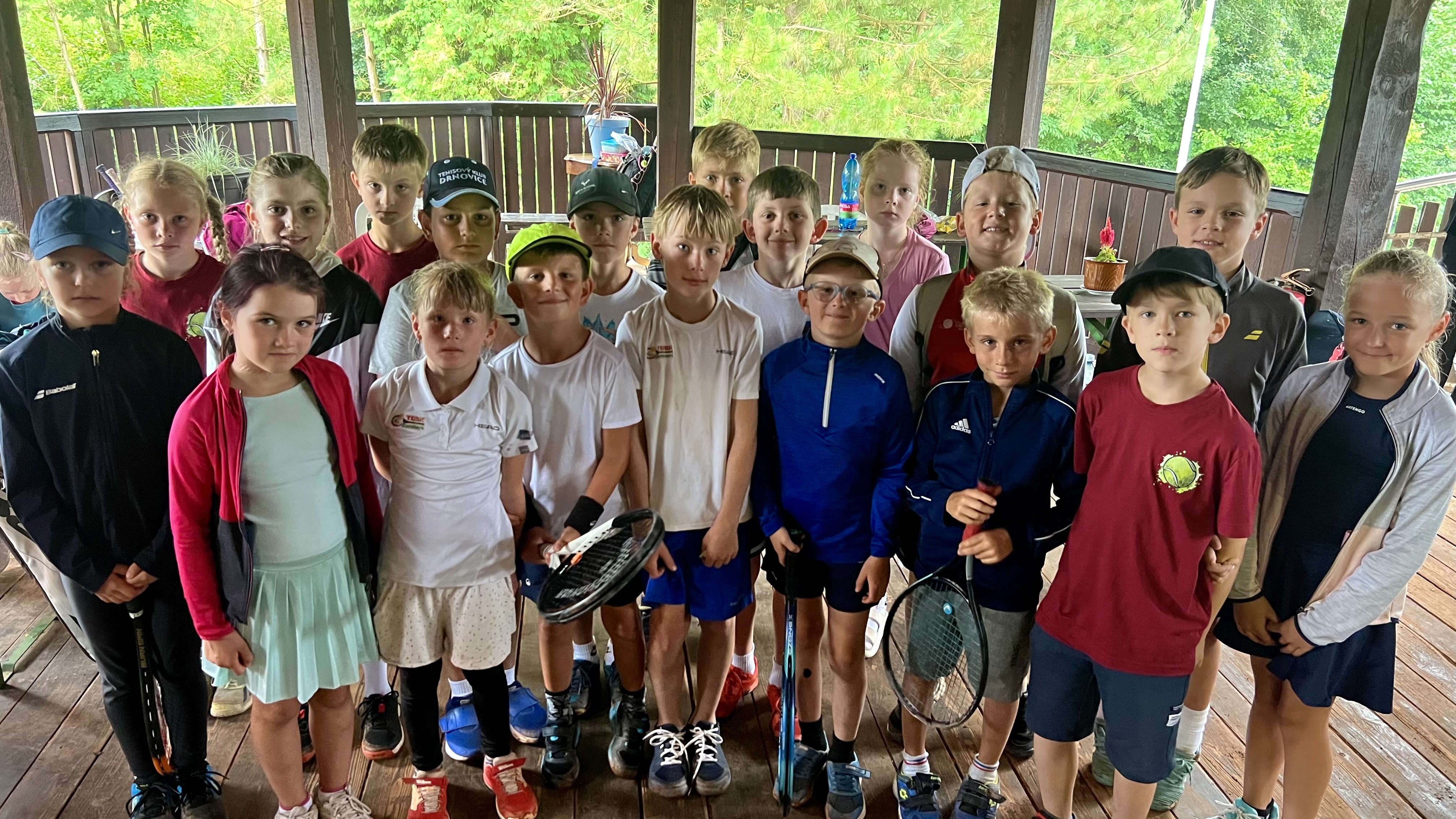 Účastnící turnaje babytenistů v Letovicích