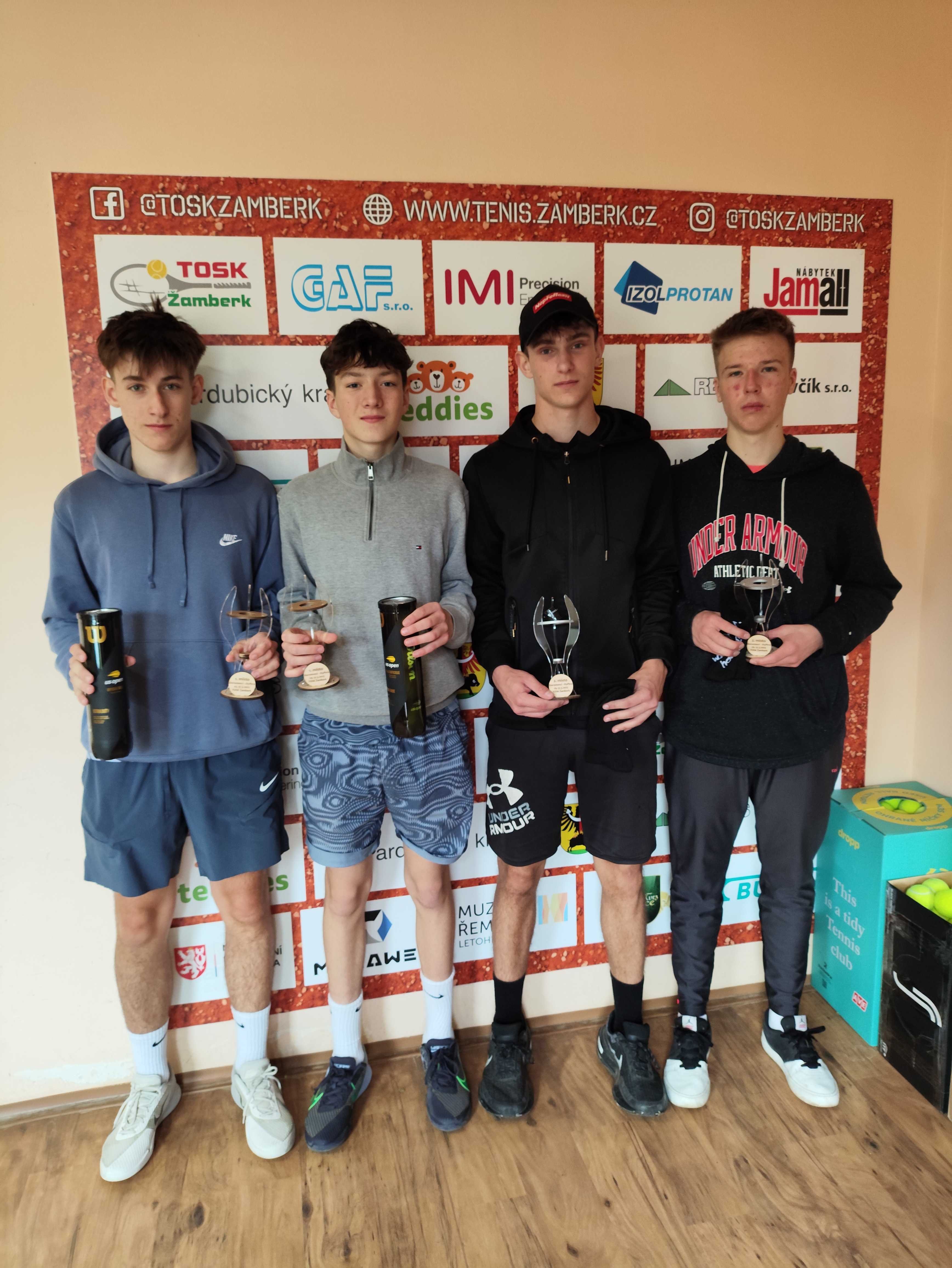 Finalisté čtyřhry Matouš Ploc, Matyáš Maršík, David Krsička a Richard Hušek
