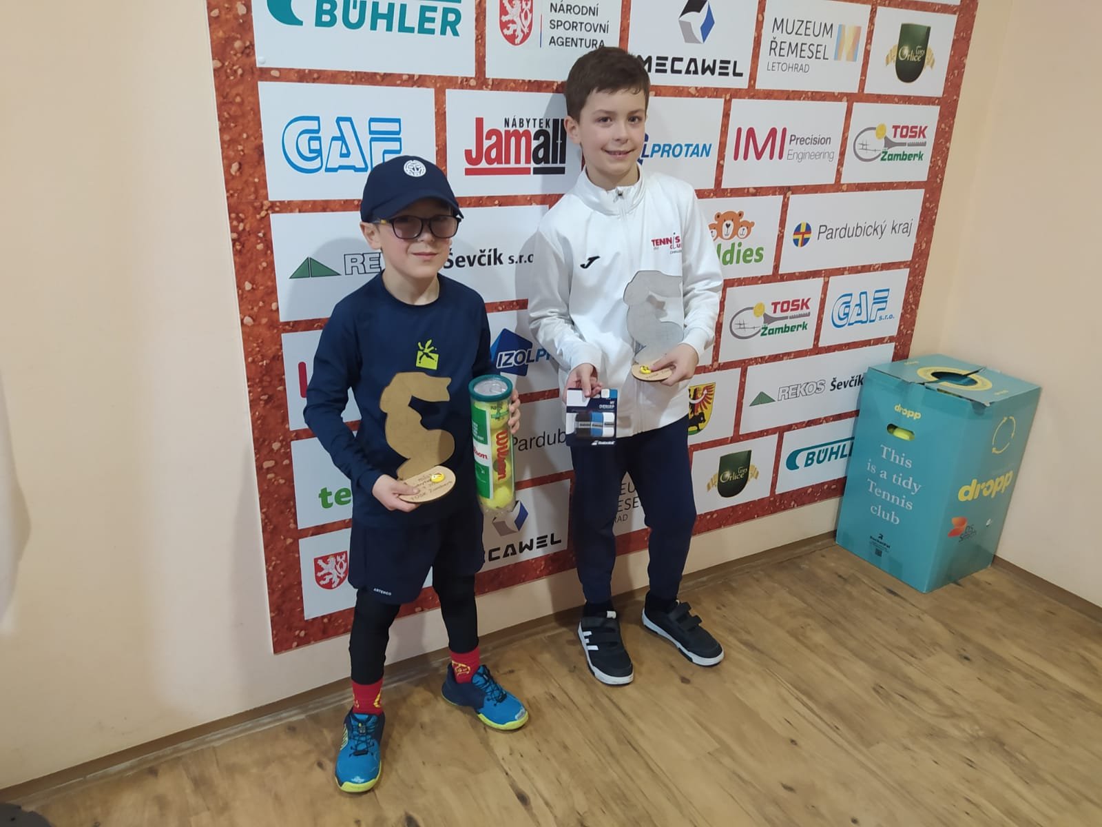 Zleva vítěz turnaje babytenistů Jan Kadlec a druhý v pořadí Janek Bubeník