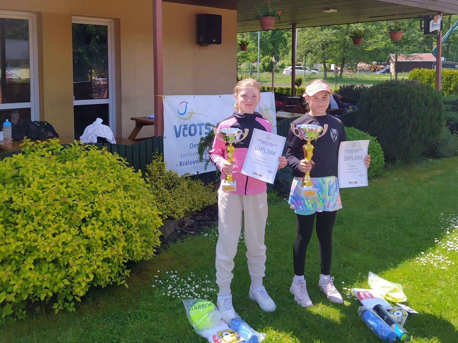 Zleva poražená finalistka Veronika Adamcová a celková vítězka Eliška Skalická