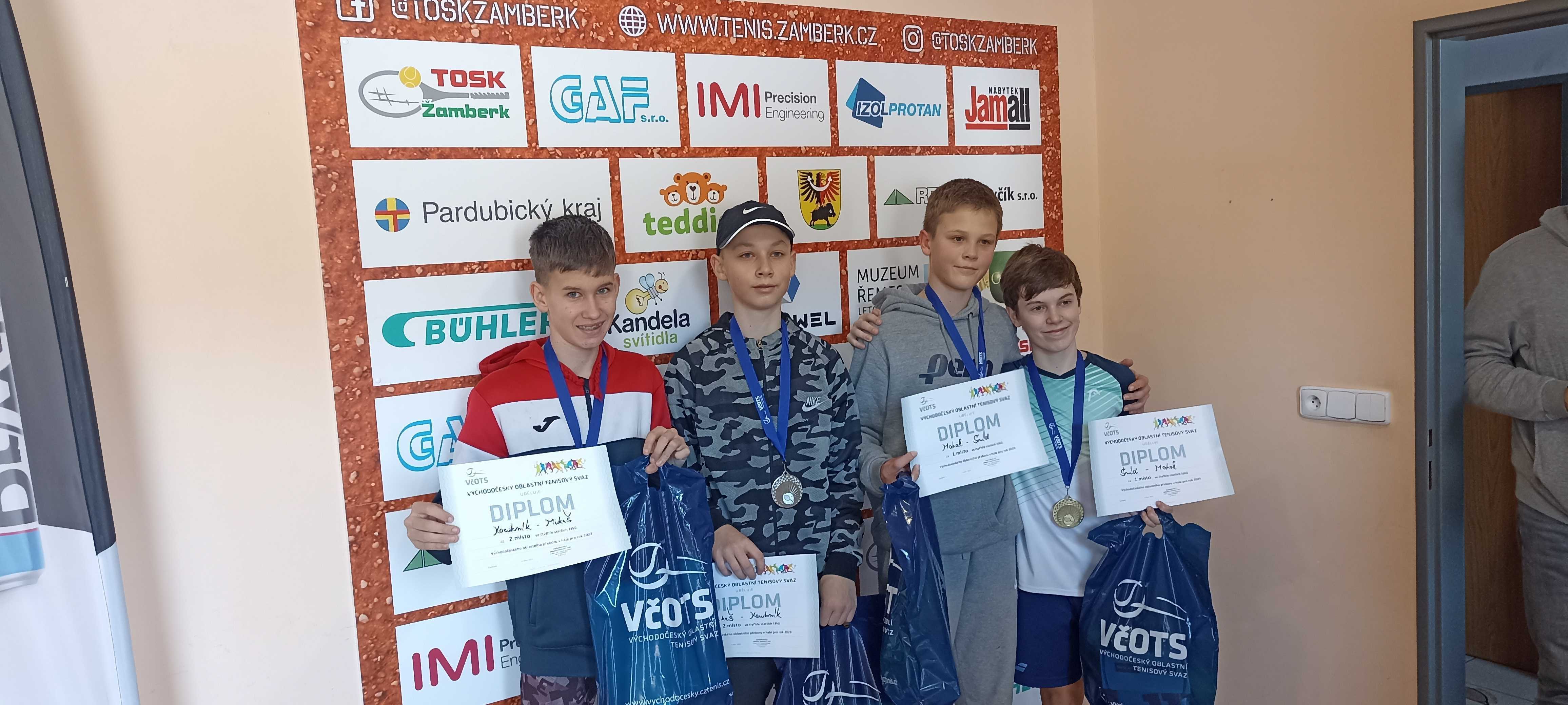 Zleva finalisté čtyřhry Tomáš Koutník a Marek Mikeš a vítězný pár Jan Motal a Martin Šmíd